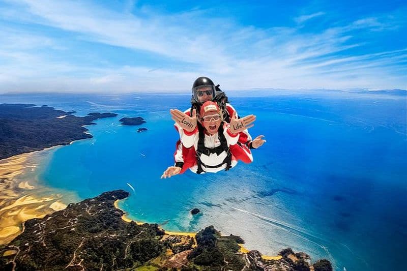 Saut en parachute sur Abel Tasman dans le paysage le plus épique de Nouvelle-Zélande