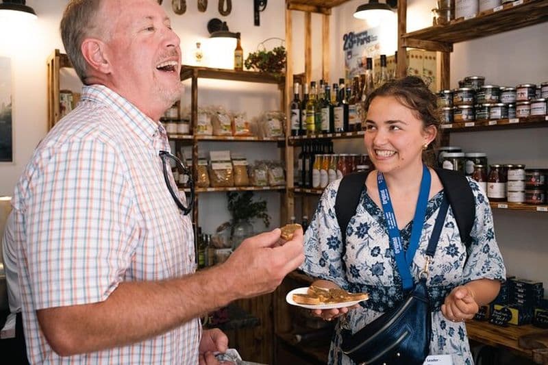 Visite à pied de dégustation de vins et mets gastronomiques français de la colline Montmartre