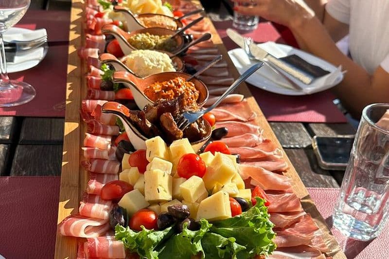 Visite guidée privée dans la baie de Kotor avec nourriture et vin en hors-bord