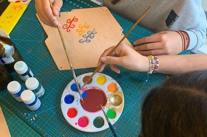 Créez une couverture de passeport en cuir personnalisée et goûtez-la