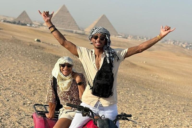 Pyramides de Gizeh et le Sphinx avec des quads de VTT, shopping et chameaux