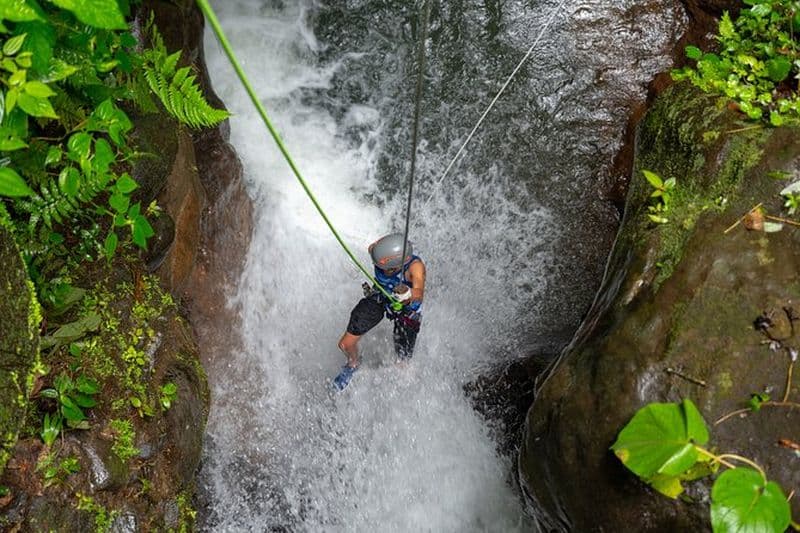 Canyoning au volcan Arenal et descente en rappel en cascade depuis La Fortuna