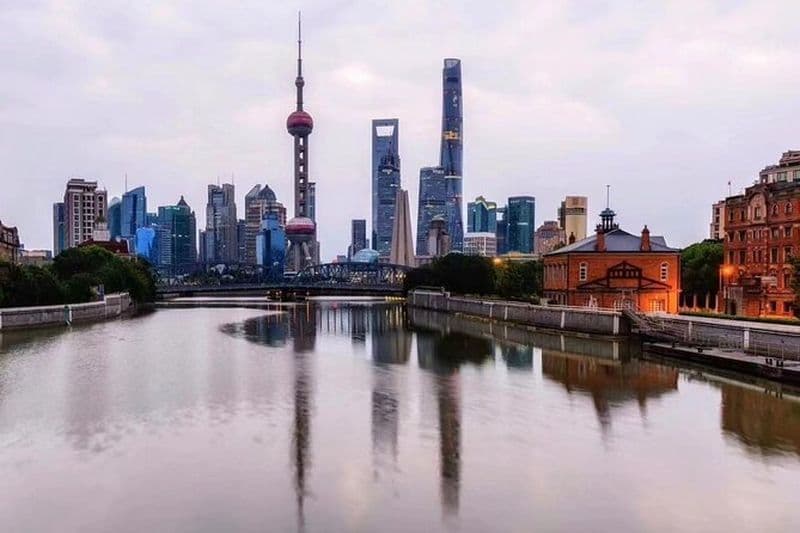 Visite privée : vue nocturne de Shanghai et dîner dans la tour de la Perle de l'Orient