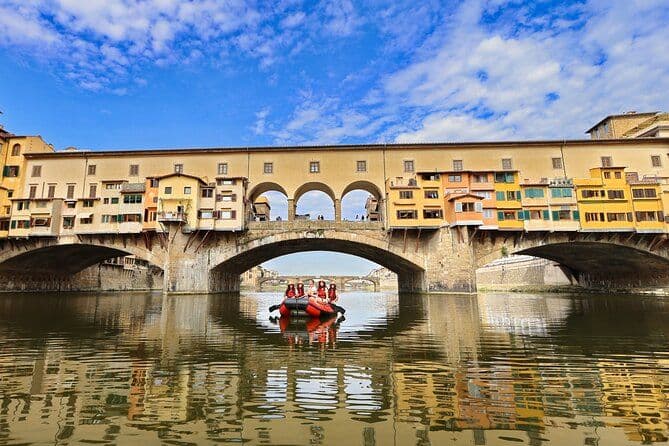 Rafting sur le fleuve Arno à Florence sous les arches de Pontevecchio