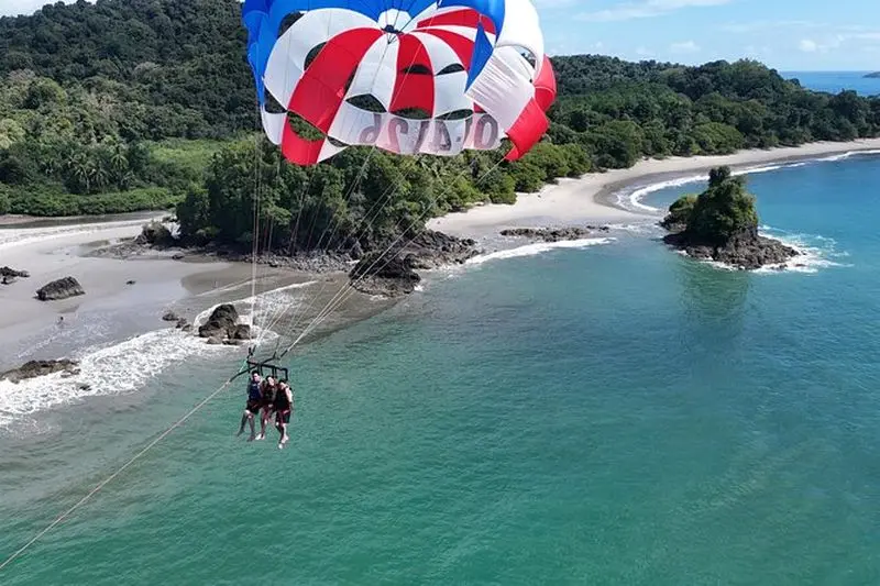 Parachute ascensionnel sur la plage avec Aguas Azules