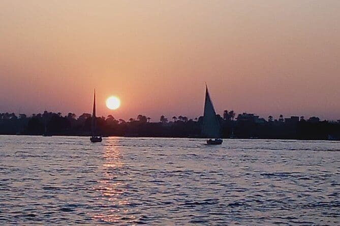 Billet Naviguez vers la splendeur : les majestueuses aventures en bateau à moteur de Louxor