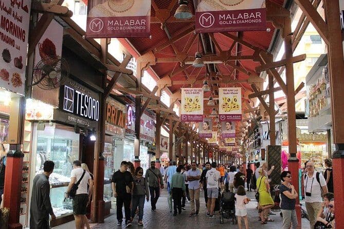 Visite à pied du Vieux Dubaï avec Local / Souks, bateau, et dégustation locale.