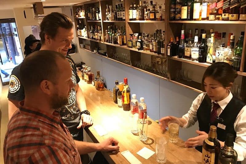 Dégustation de whisky japonais; détendu et éducatif dans le bar