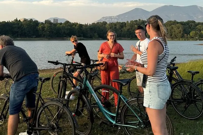 Visite à vélo ou en e-vélo Tirana : Points forts et Grand Parc Cycle guidé