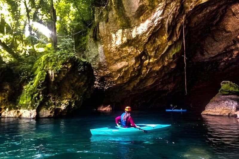Le plus long kayak de grotte avec Crystal grotte combinaison de natation au Belize