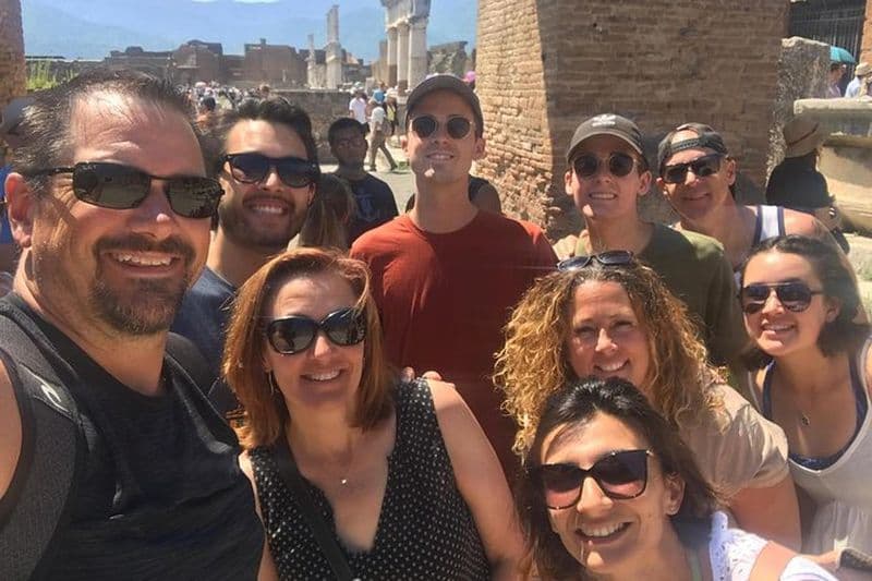 Billet Visite privée de Pompéi avec billet coupe-file incluant le théâtre le Forum et tous les points forts