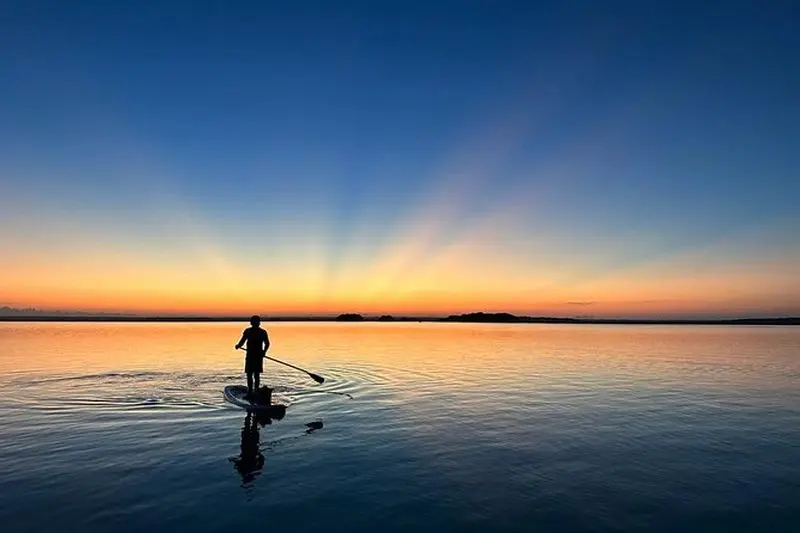 Lever de soleil en Paddleboard avec petit-déjeuner dans le lagon aux 7 couleurs