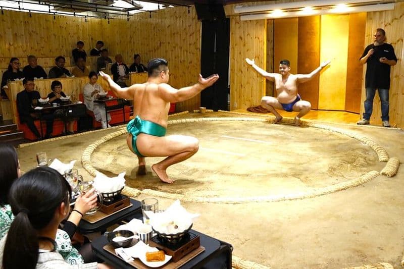 Spectacle de divertissement de sumo à Tokyo avec fondue au poulet et photo