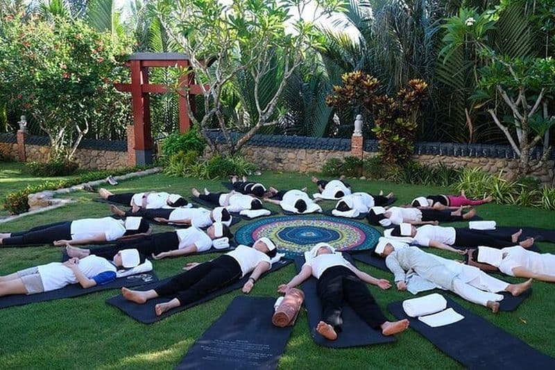 Cours de yoga le matin et visites de guérison