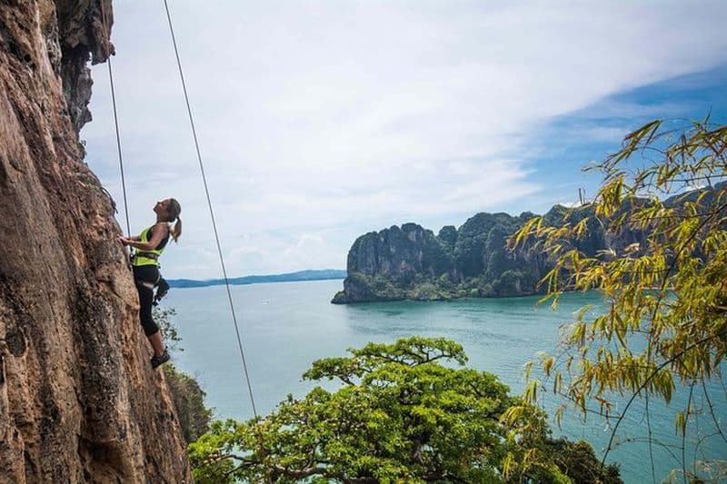 Excursion escalade et spéléologie d'une journée complète à Railay Beach, Krabi