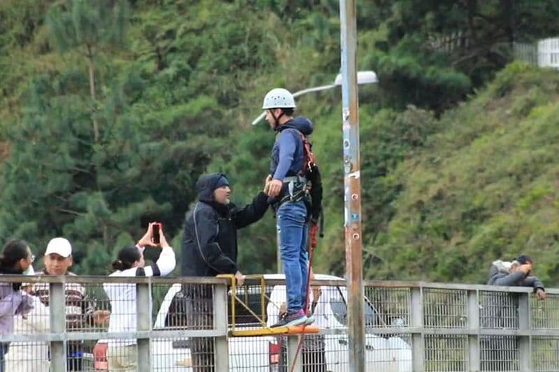 Saut à l'élastique similaire au saut à l'élastique