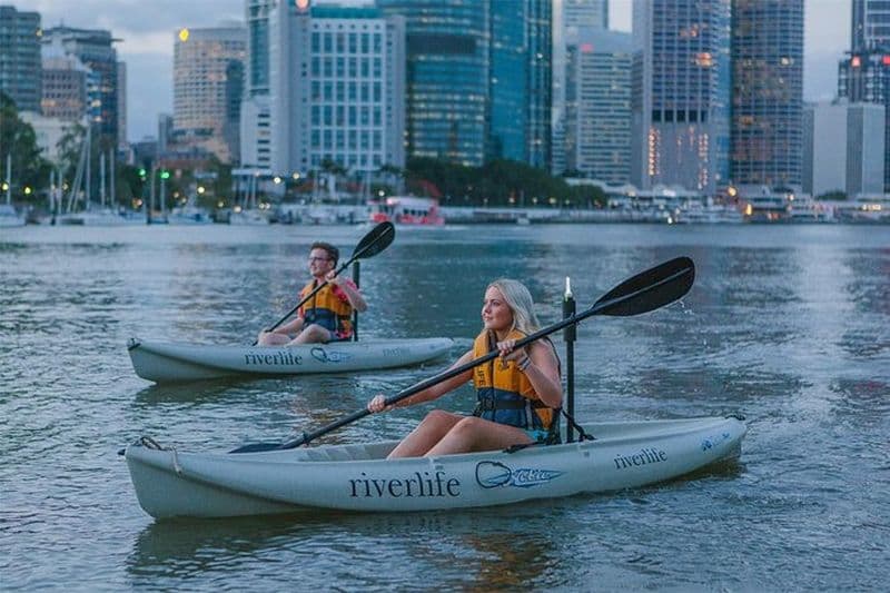 Billet Kayak au crépuscule de la ville de Brisbane