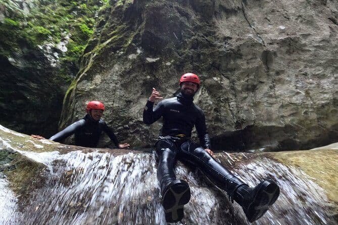 Explorez les sensations fortes du canyon Nevidio : 4 heures d'aventure en canyoning