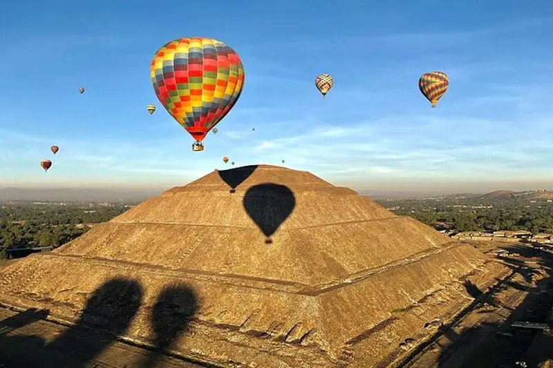 Vol en montgolfière avec petit-déjeuner dans une grotte et visite des pyramides