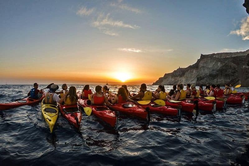 Billet Santorin : kayak de mer au coucher du soleil avec dîner léger