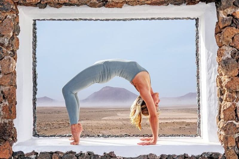 Hatha Yoga face à l'océan et à l'intérieur du volcan