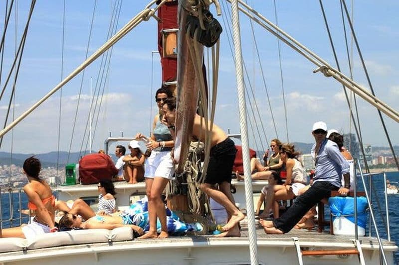 Coucher de soleil sur un bateau historique avec musique DJ et boisson