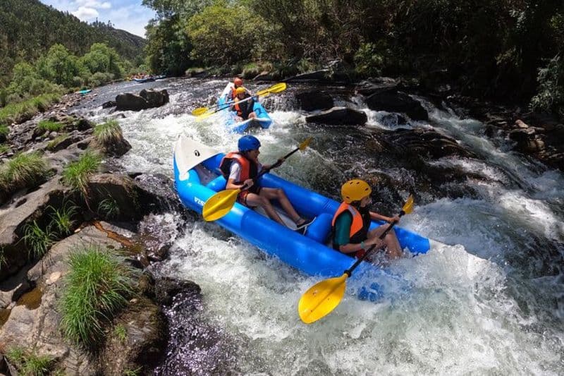 Au départ de Porto, défiez le canoë-raft sur la rivière Paiva.