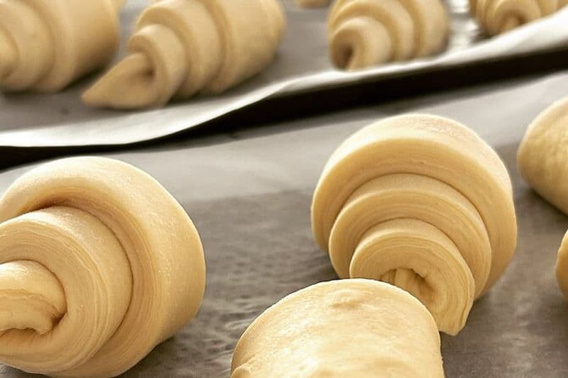 Croissants et pains au chocolat avec un pâtissier à Paris