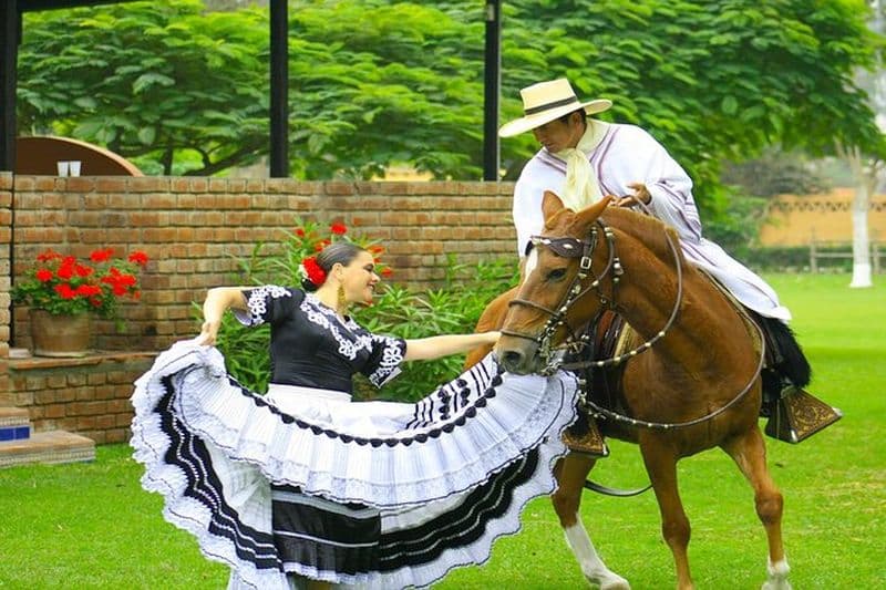 Spectacle équestre dansant et déjeuner + site inca de Pachacamac