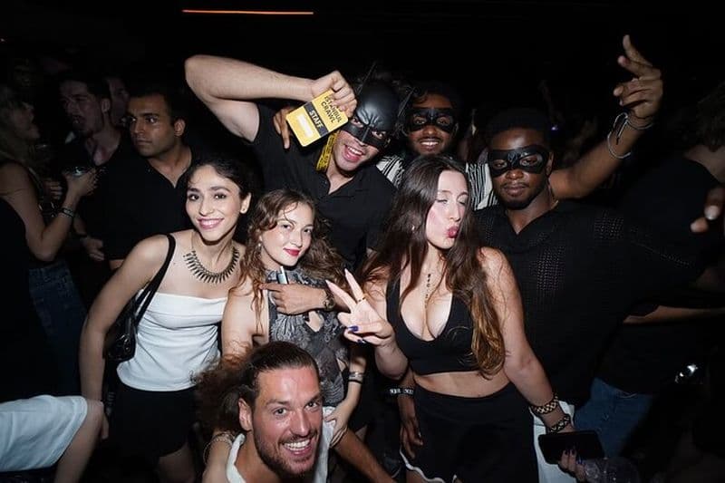 Vie Nocturne à Istanbul : Pub Crawl avec 4 Bars et 4 Shots