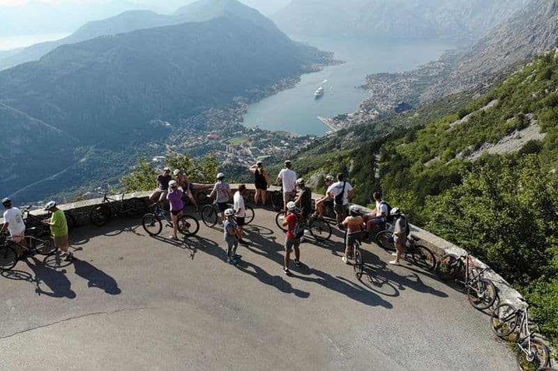 Billet Descente épique à vélo « 25 virages » avec une vue panoramique sur le Monténégro