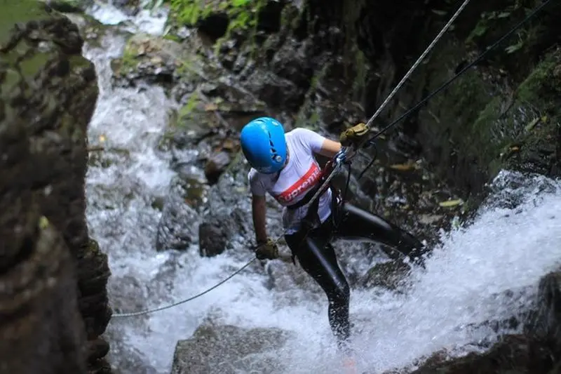 Canyoning Waterfall Rappelling Maquique Adventure Près du volcan Arenal