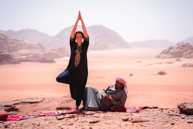 Yoga et excursion au coucher du soleil dans le désert du Wadi Rum en Jordanie avec nuitée