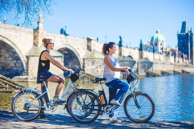 Visite guidée des quartiers historiques de Prague en vélo électrique