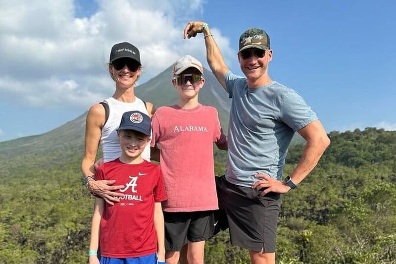 Excursion d'une journée complète avec ponts suspendus, cascade et randonnée volcanique