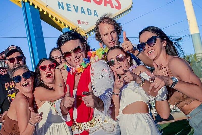 Se marier : mariage d'Elvis + panneau de Las Vegas + photographie
