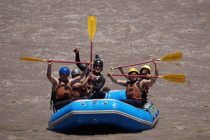 Excitation de rafting dans les eaux sauvages pour les courageux.