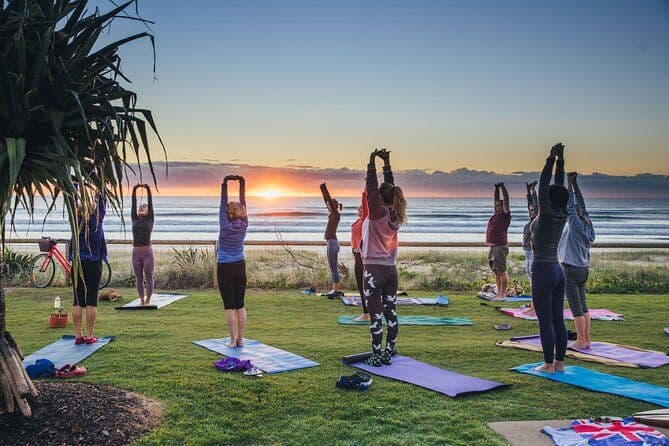 Yoga privé sur la plage au lever et au coucher du soleil