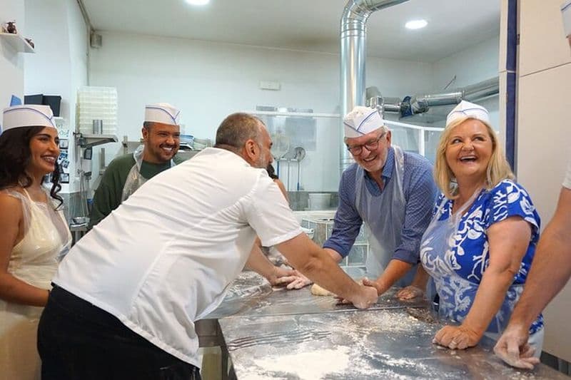 Classe de préparation de pizza authentique à Naples avec des apéritifs et des boissons
