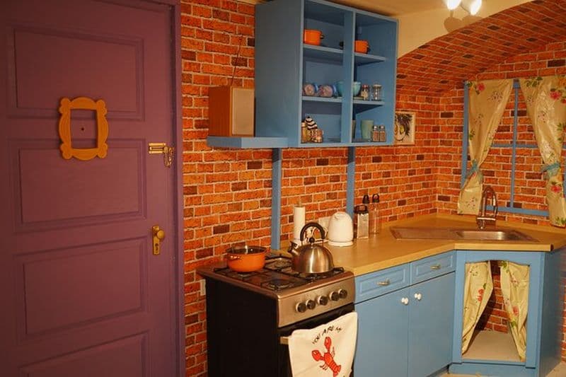 Sitcom Escape Room Adventure with Drinks des années 90