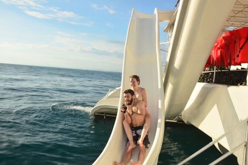 Ocean King Catamaran: Journée complète d'aventure au départ de San José ou Jacó