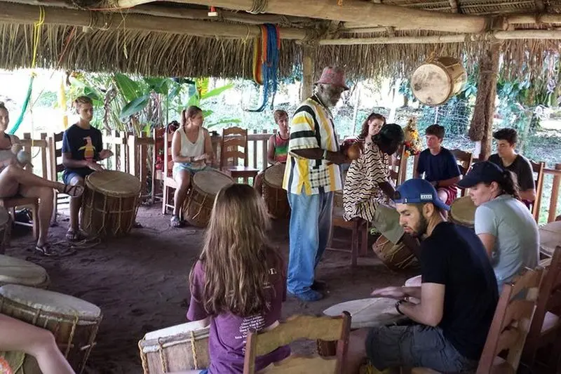 Expérience d'une demi-journée de percussion, de danse et de repas culturels à Garifuna
