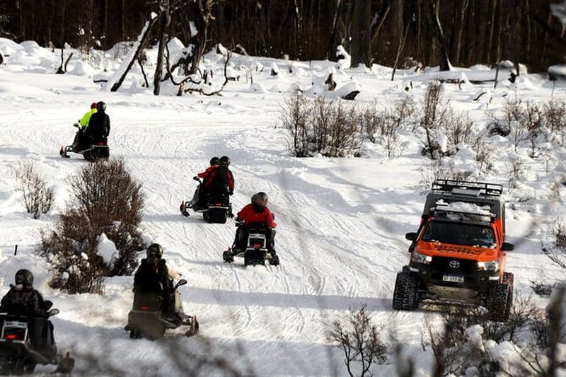 Excursion d'une journée complète dans la neige avec déjeuner, balade en motoneige et promenade en traîneau