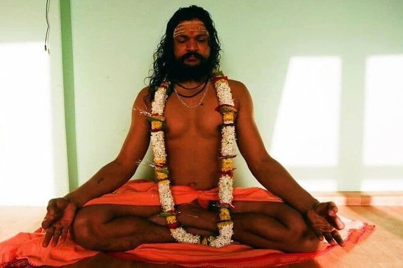 Cours de yoga en groupe avec Siddharth du débutant au avancé