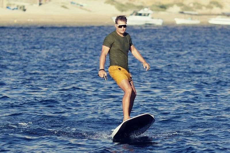 E-Foil passionnant surfant au-dessus des vagues de Mascate