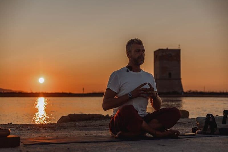 Kundalini Yoga au coucher du soleil dans les salines de Trapani
