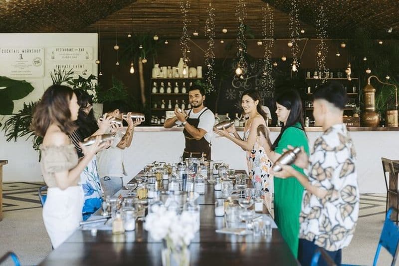 Atelier de cocktails de la distillerie de rhum de Phuket et temple Wat Chalong