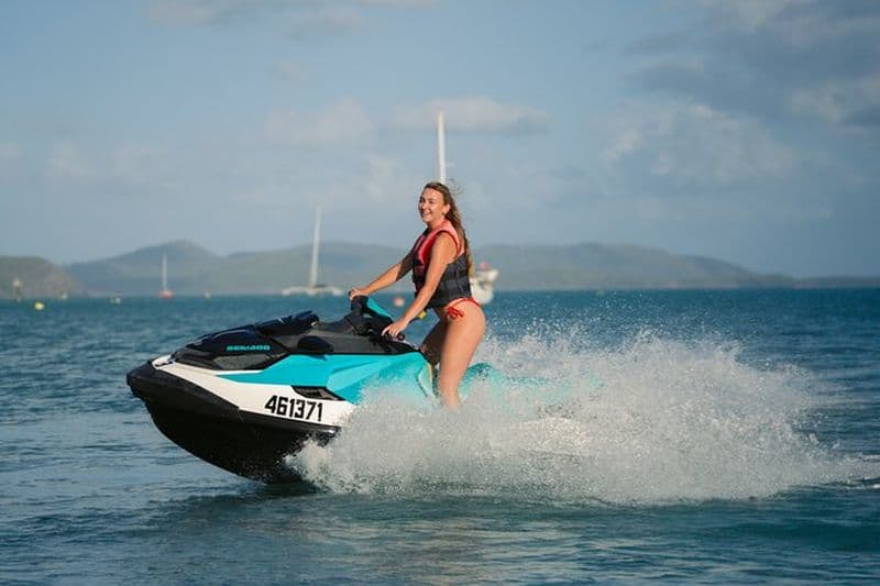 Safari en jet ski sur la plage d'Airlie (1 heure)