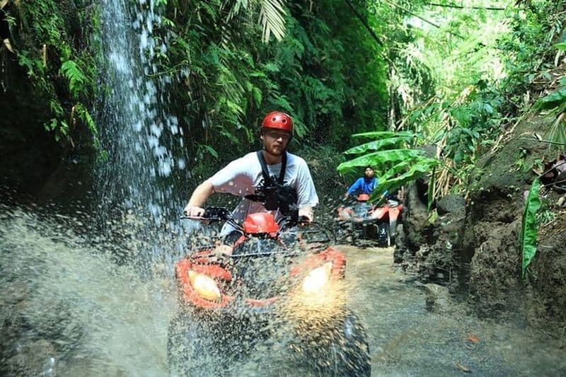 Balade en VTT à Ubud à travers la rivière, la jungle, les rizières et les flaques d'eau