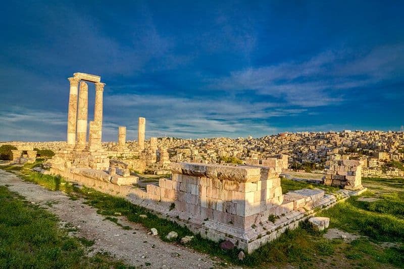 Billet Visite privée d'Amman de jour ou de nuit depuis la mer Morte avec dégustation de vins en option